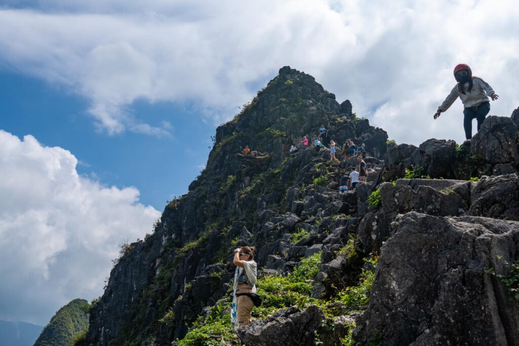 Ha Giang - Mountain View Girl Lady Women Tourists - Fareast247