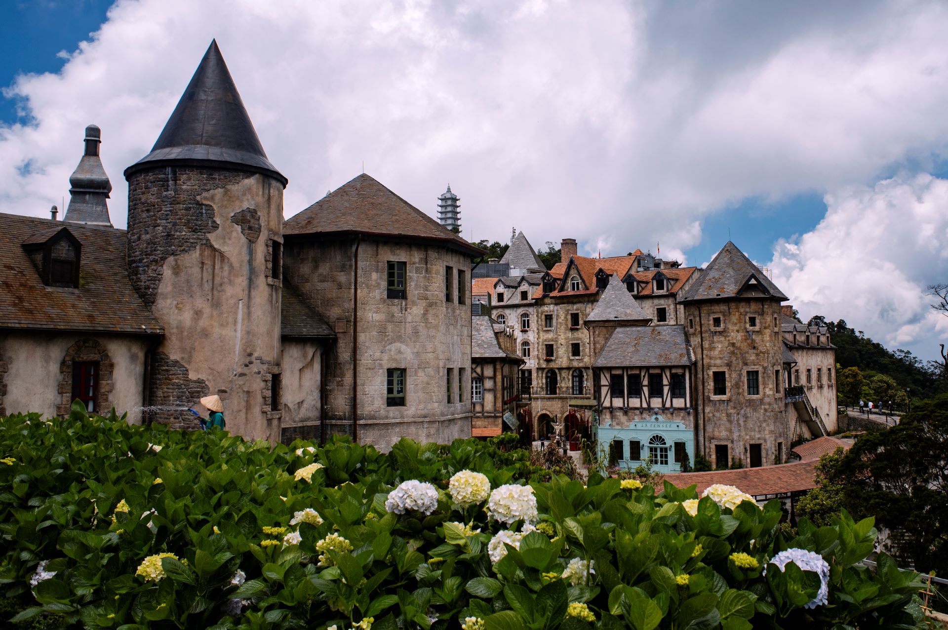 Ba Na Hills appears as a mysterious beauty when night gradually falls - Fareast247