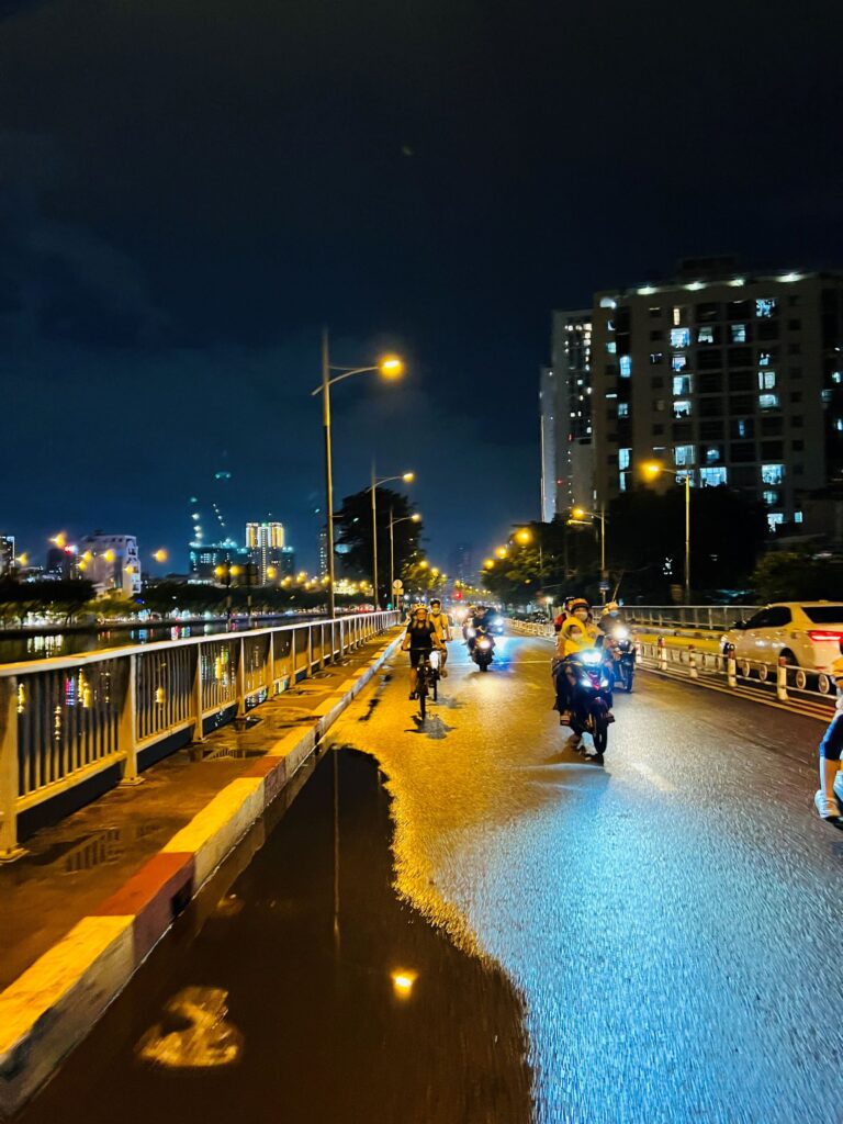Cycling in Saigon by night RS - fareast247
