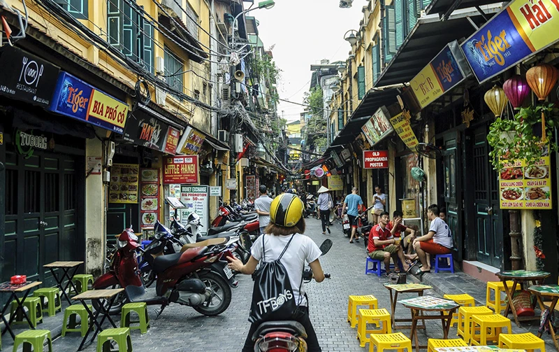 Hanoi---Day-Stree-Life-Motorbike-Lady-Women-Shops---NS---Fareast247