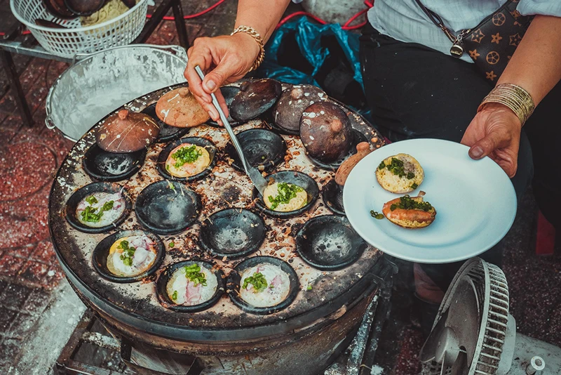 Nha-Trang---Banh-Can-Seafood-Pancacke-Women-Making---NS---Fareast247