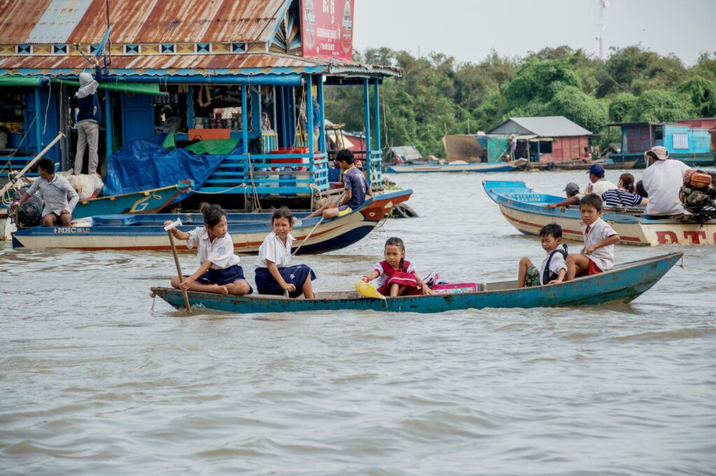 Tonle Sap - Kids on Baot - fareast247